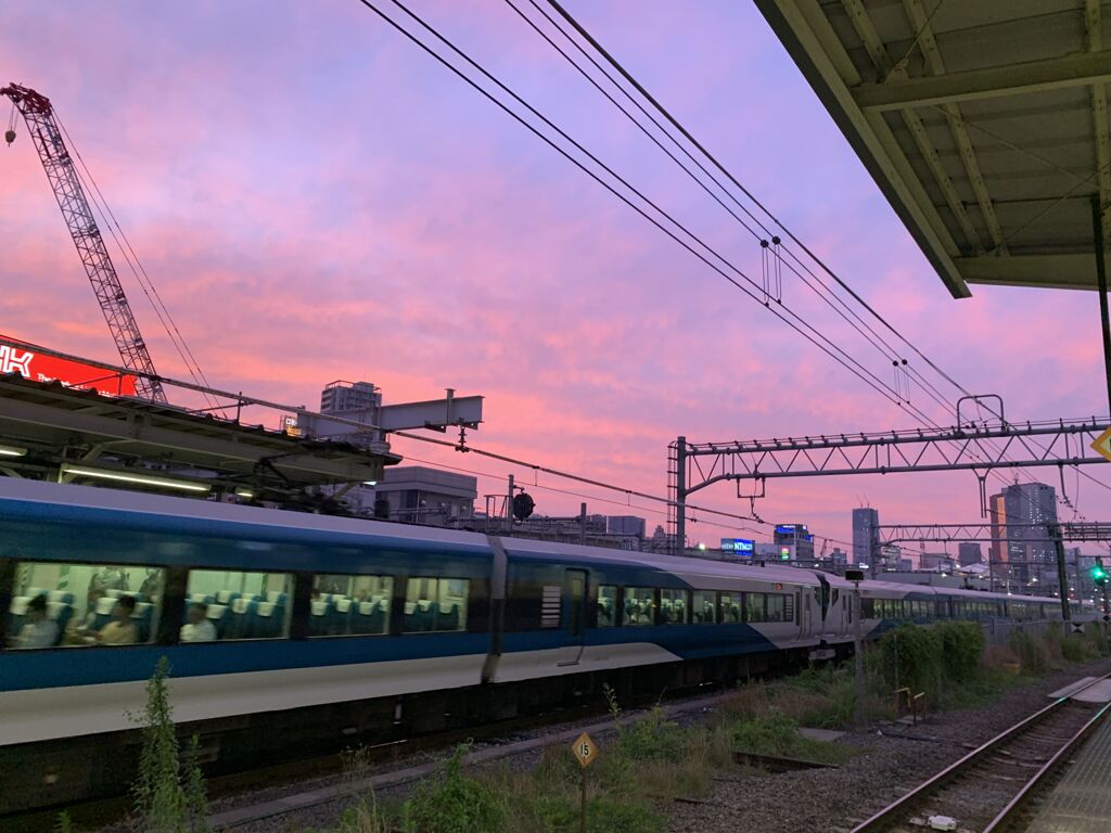 東條賢士の夕焼けと電車