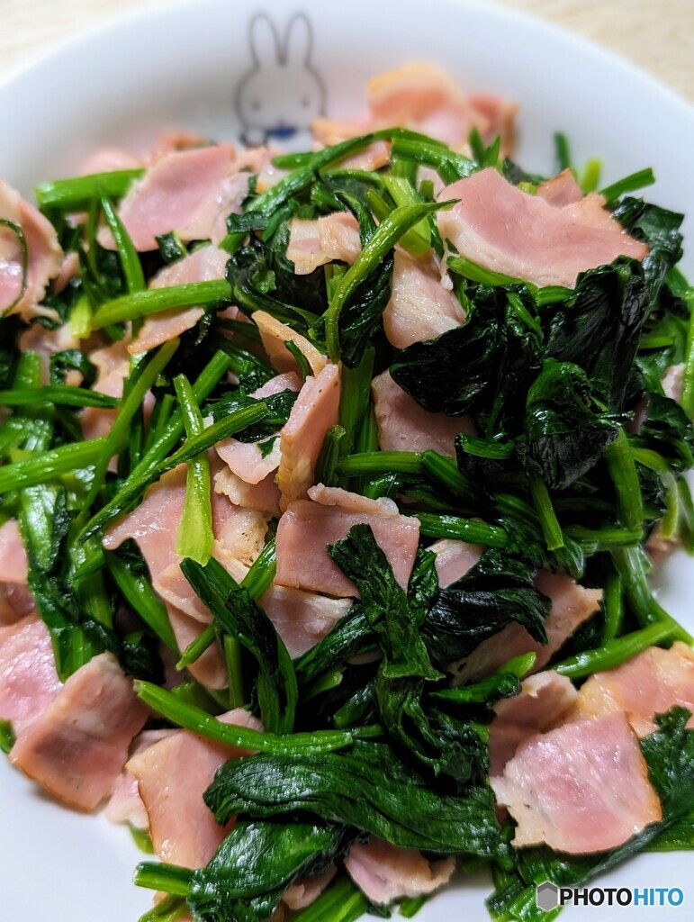今夜はほうれん草ベーコン炒め