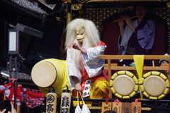 翁の山車で舞う狐