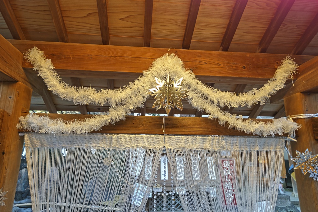 手水舎のクリスマス飾り