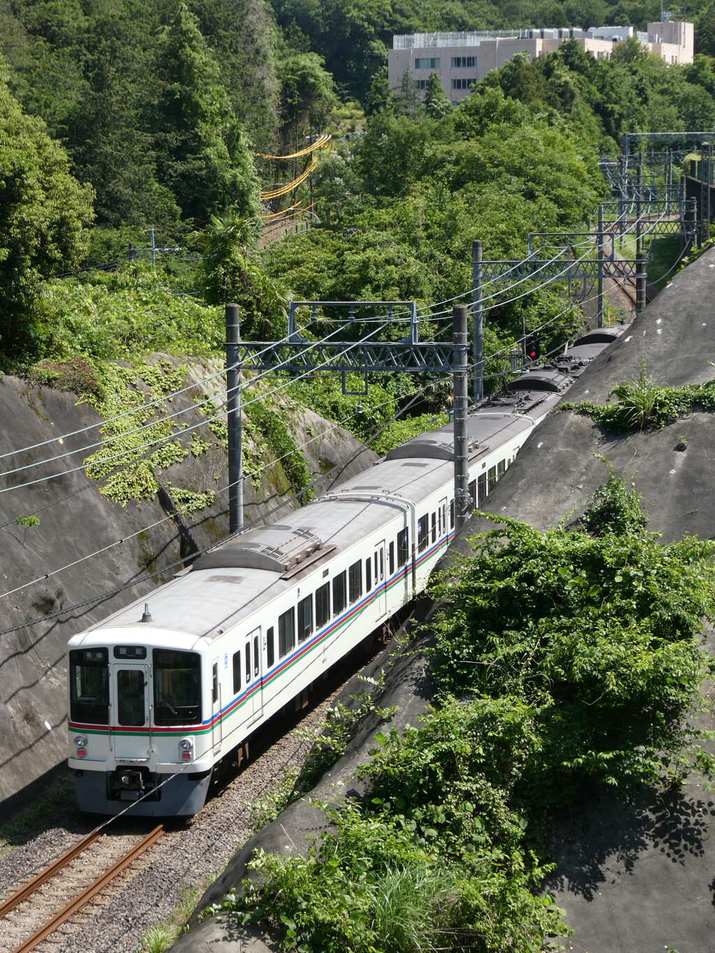 切通しを抜ける4000系