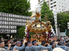 浅草神社へ向かう神輿