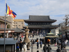 川崎大師大本堂から