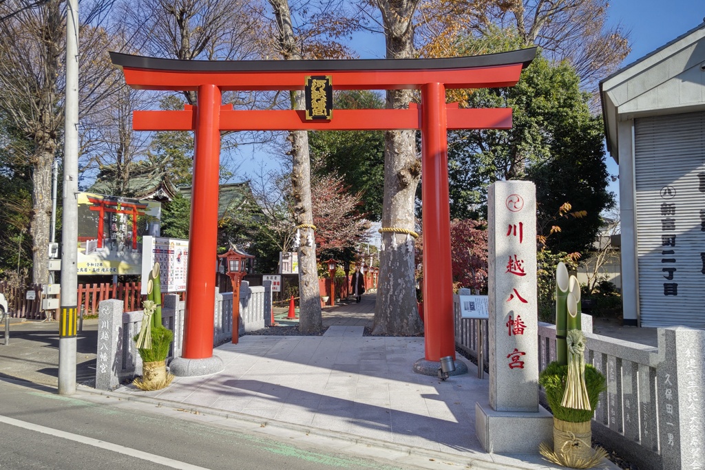 新しい朱塗りの大鳥居