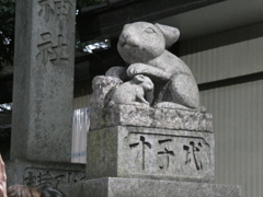調神社(つきじんじゃ)の狛兎(2)