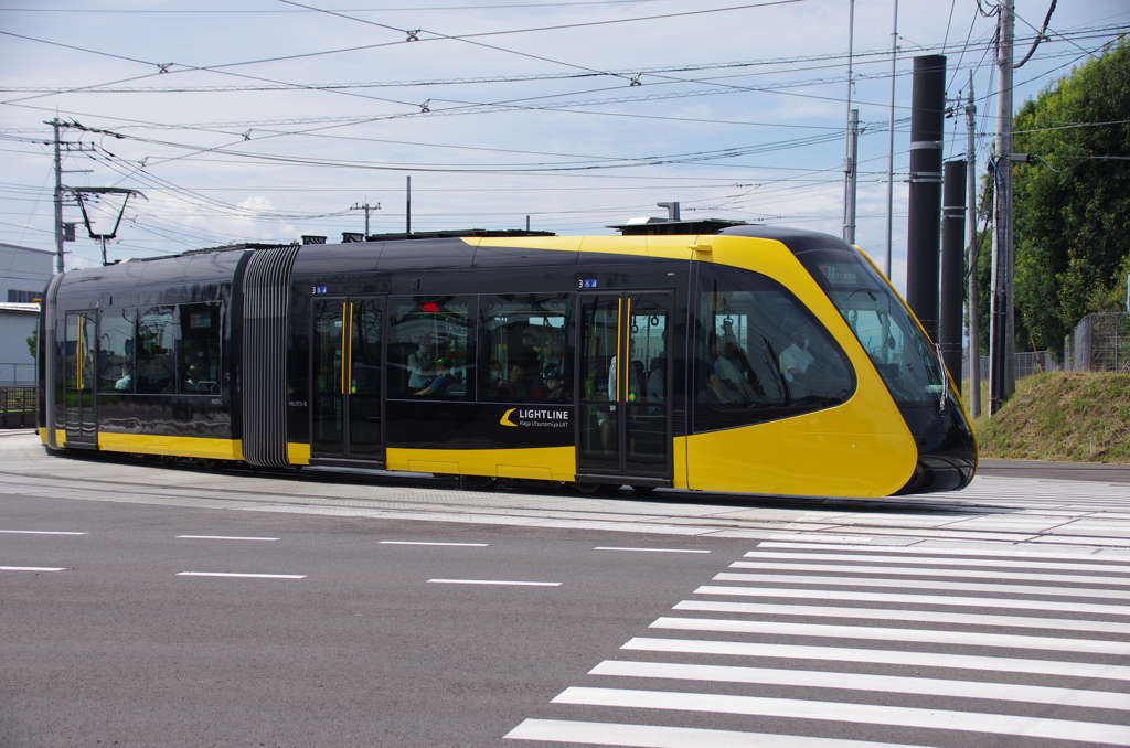 カーブを曲がるLRT(1)