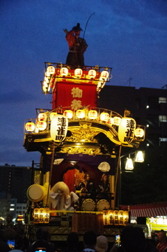 青い闇の中で輝く 青い闇の中で輝く