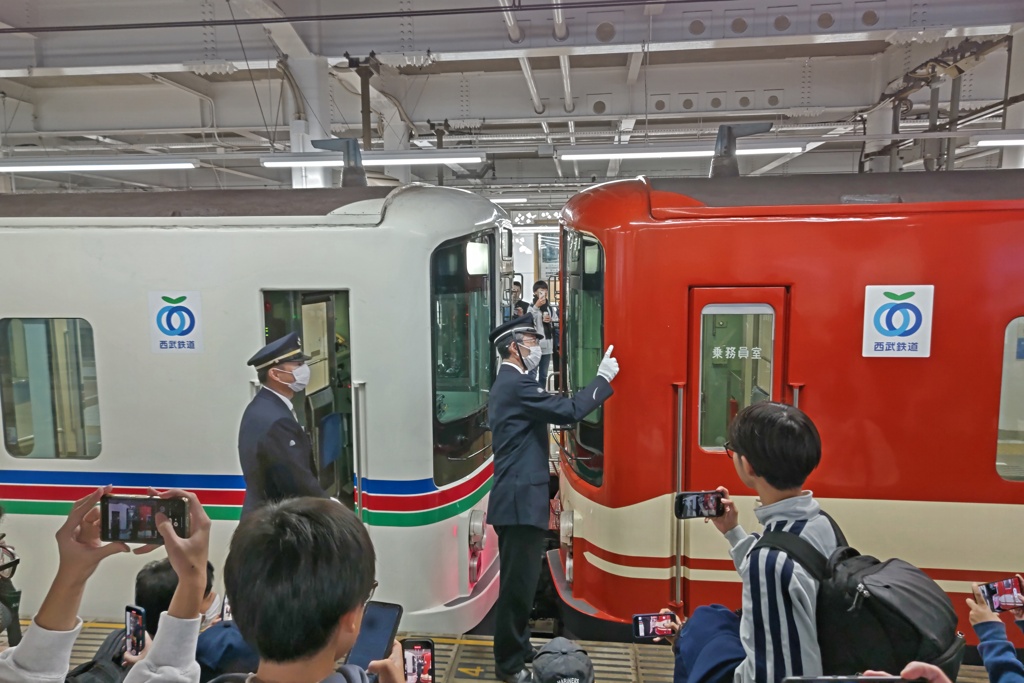 紅白の電車