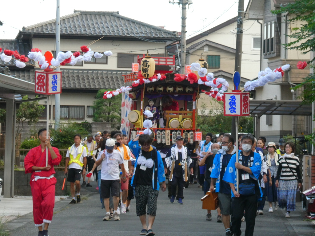 住宅地を曳行