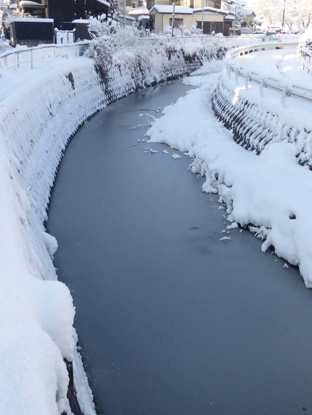 凍てついた川
