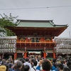 賑わう随神門