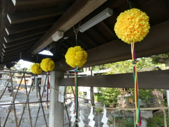 手水舎の菊飾り(薬玉)