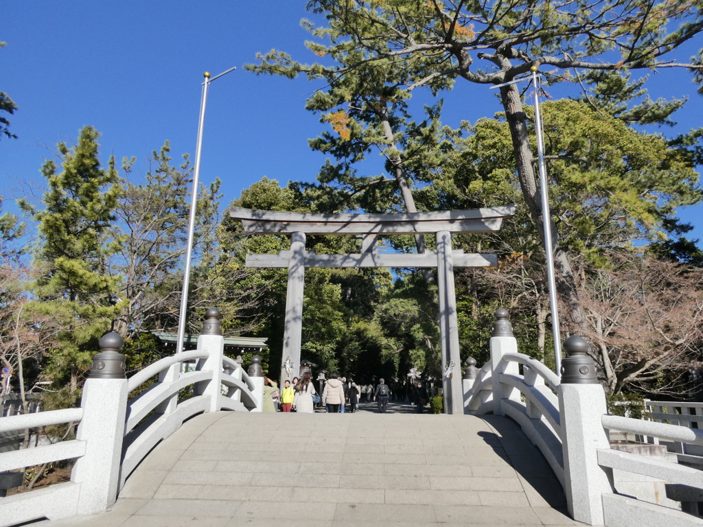 寒川神社神池橋と三の鳥居