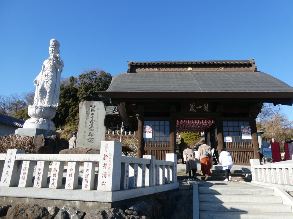 龍泉寺山門と平成安全大観音