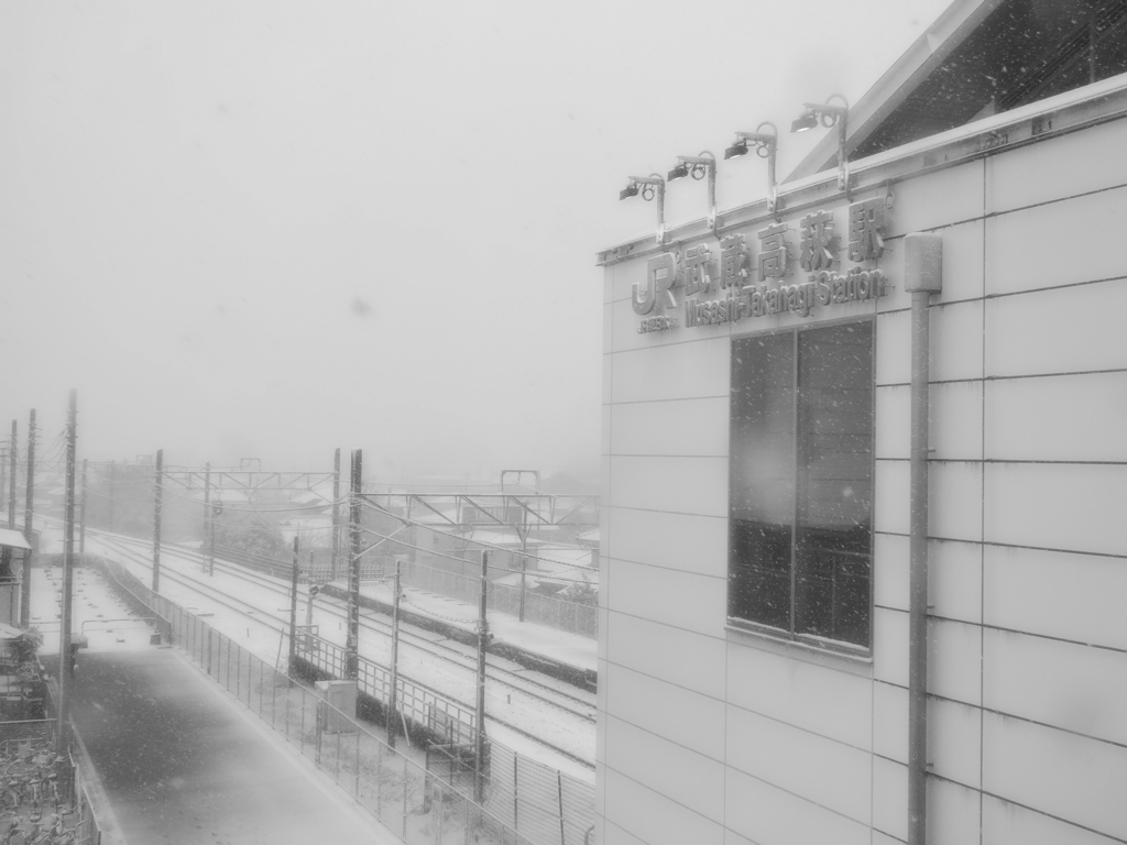 雪の武蔵高萩駅