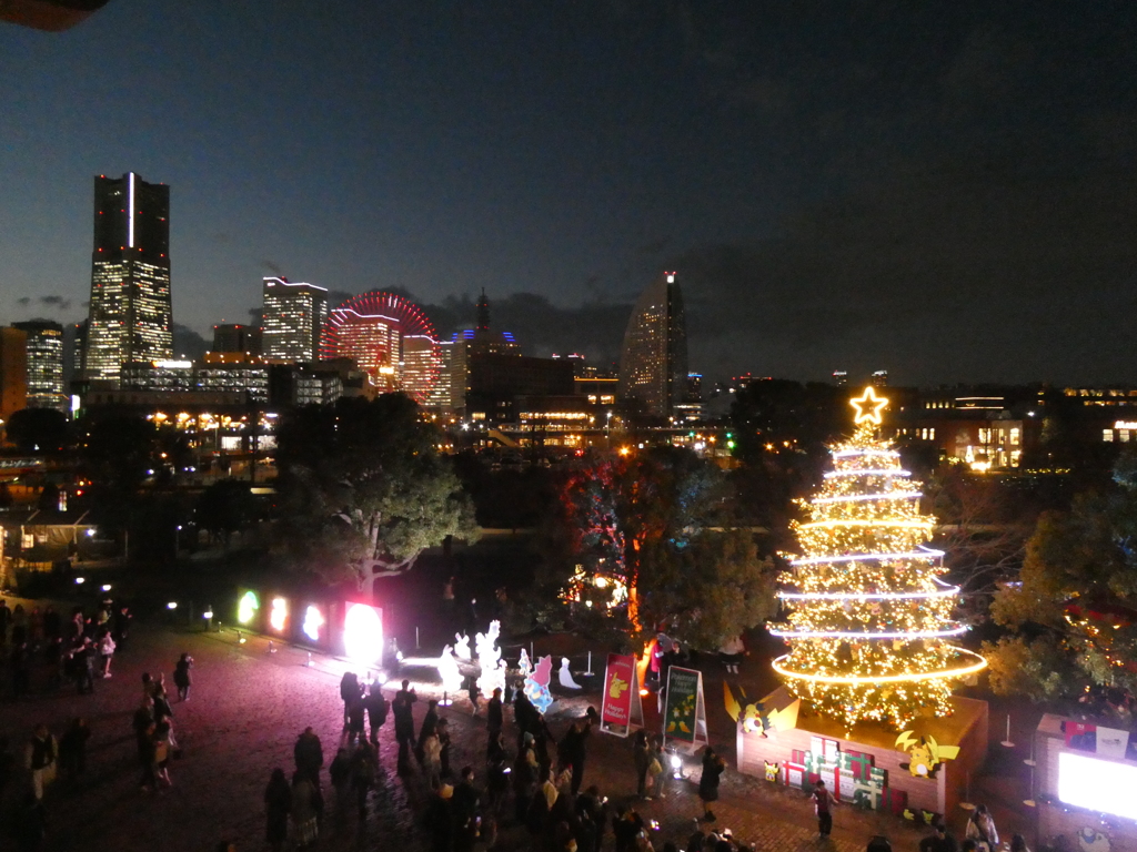 ポケモンクリスマスツリーと横浜の夜景