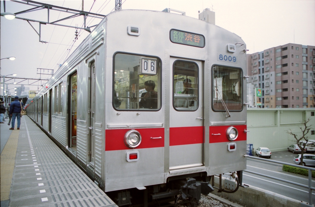 桜木町駅で発車を待つ8000系各駅停車