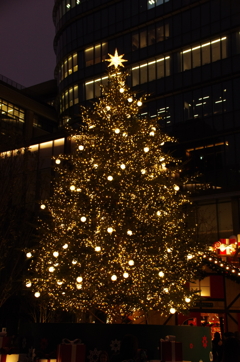 麻布台ヒルズのクリスマスツリー(1)