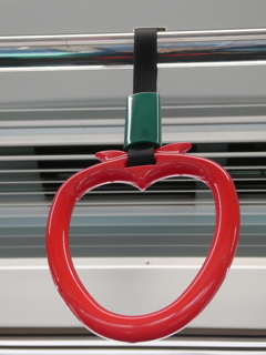 イチゴ型のつり革