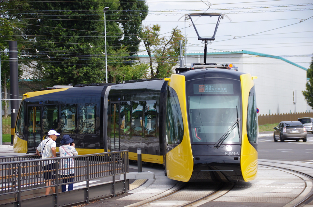 カーブを曲がるLRT(4)