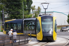 カーブを曲がるLRT(4)