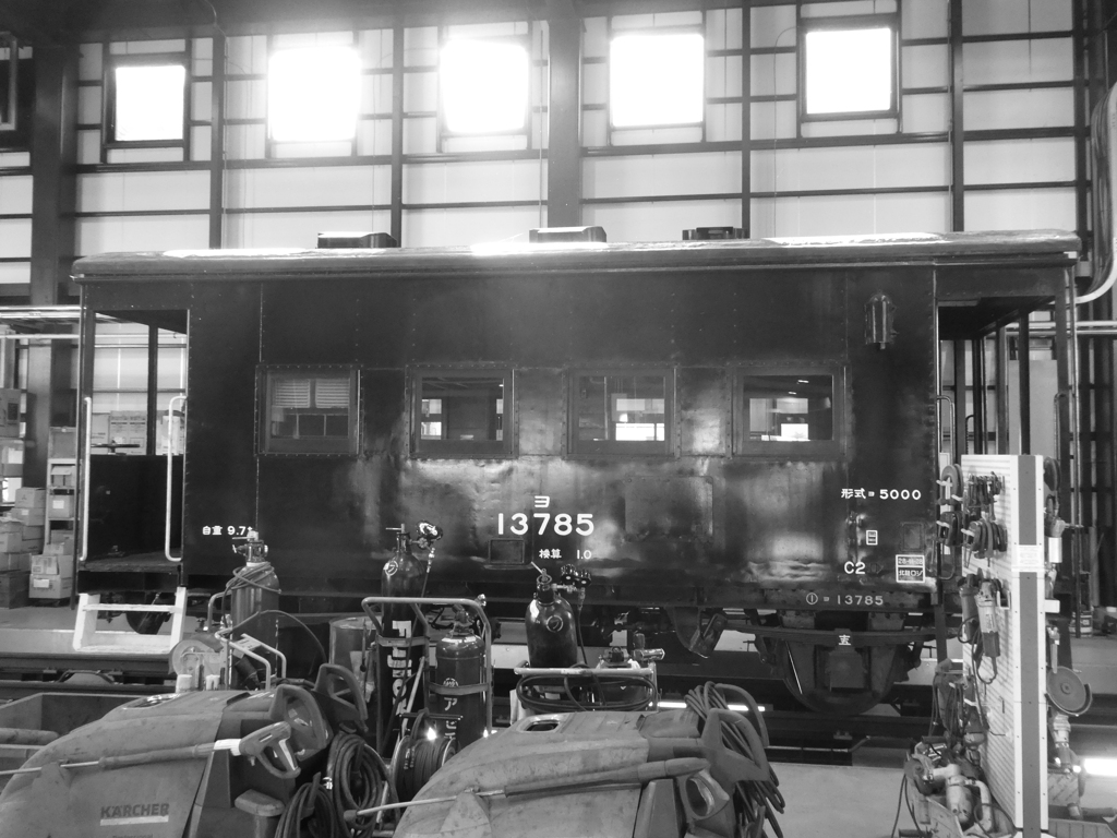 ヨ5000型整備中(モノクロ)