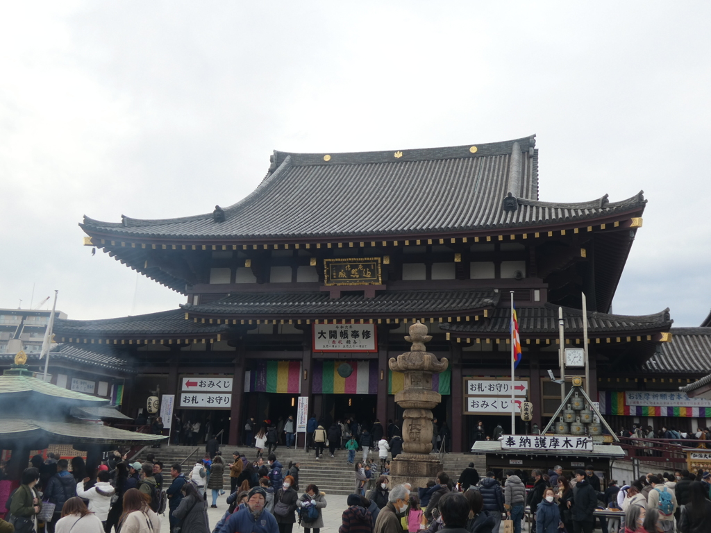 初不動の賑わい