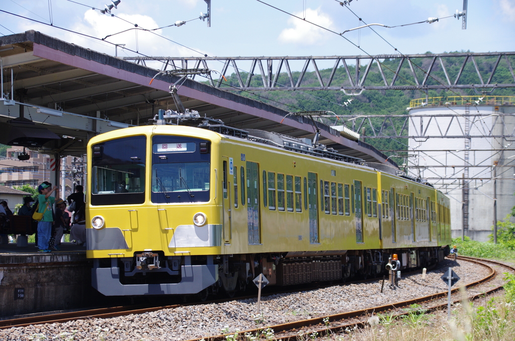 高麗駅で憩う101系