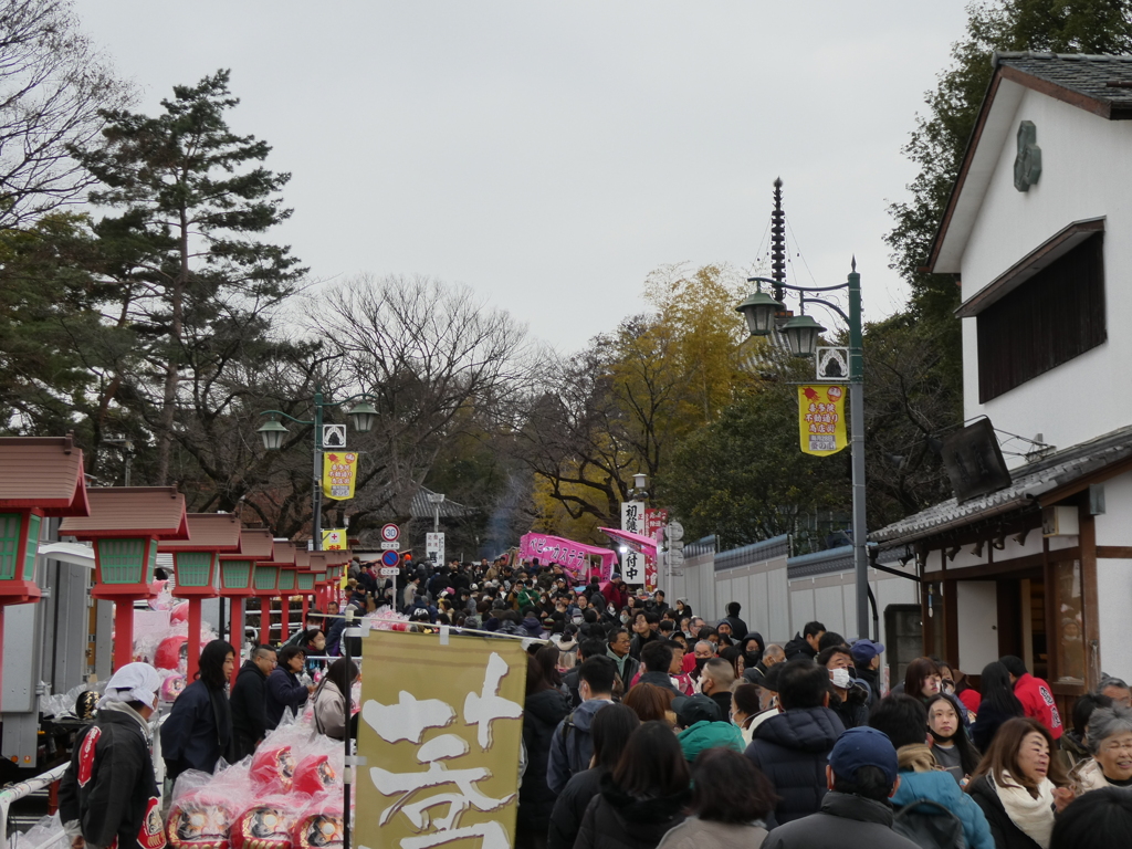 喜多院へ向かう人、出る人