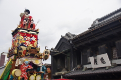 亀屋の前を通る(１)
