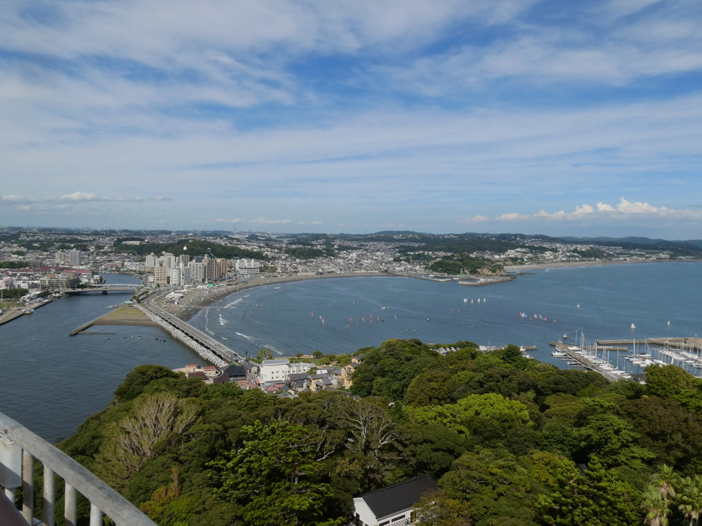 江の島大橋と腰越海岸を望む