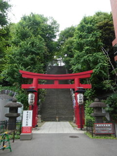 愛宕神社の鳥居と階段