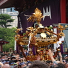 浅草寺前を通る神輿(１)