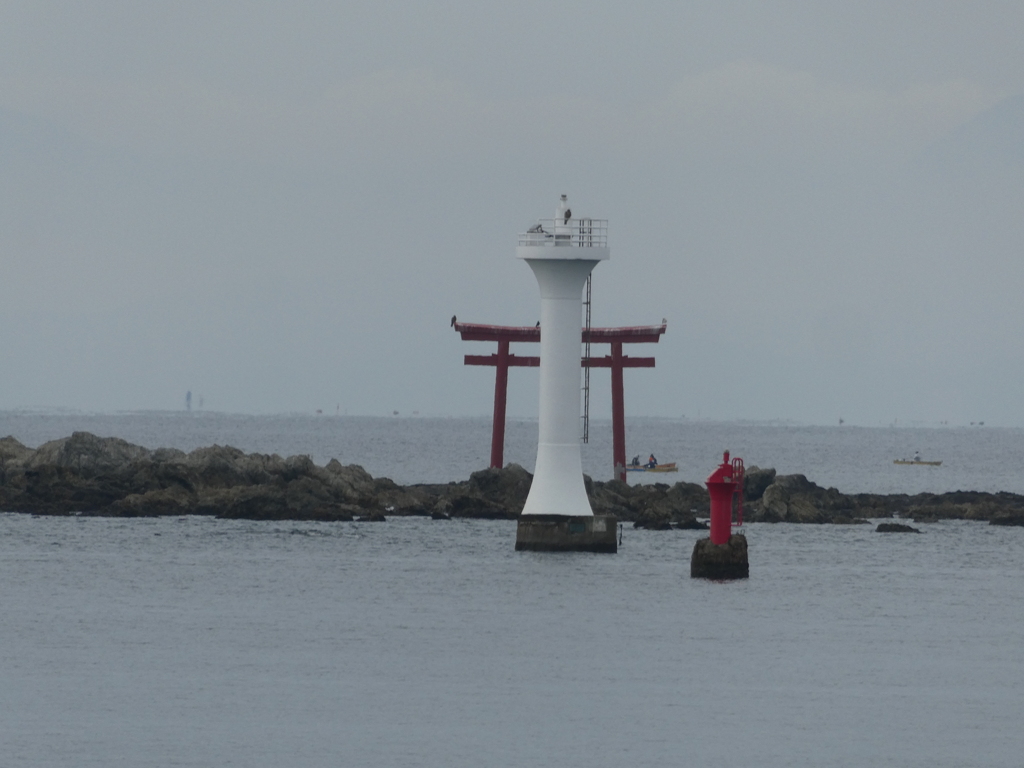 葉山灯台と重なる名島の鳥居