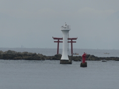 葉山灯台と重なる名島の鳥居