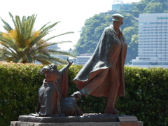 寛一お宮の像