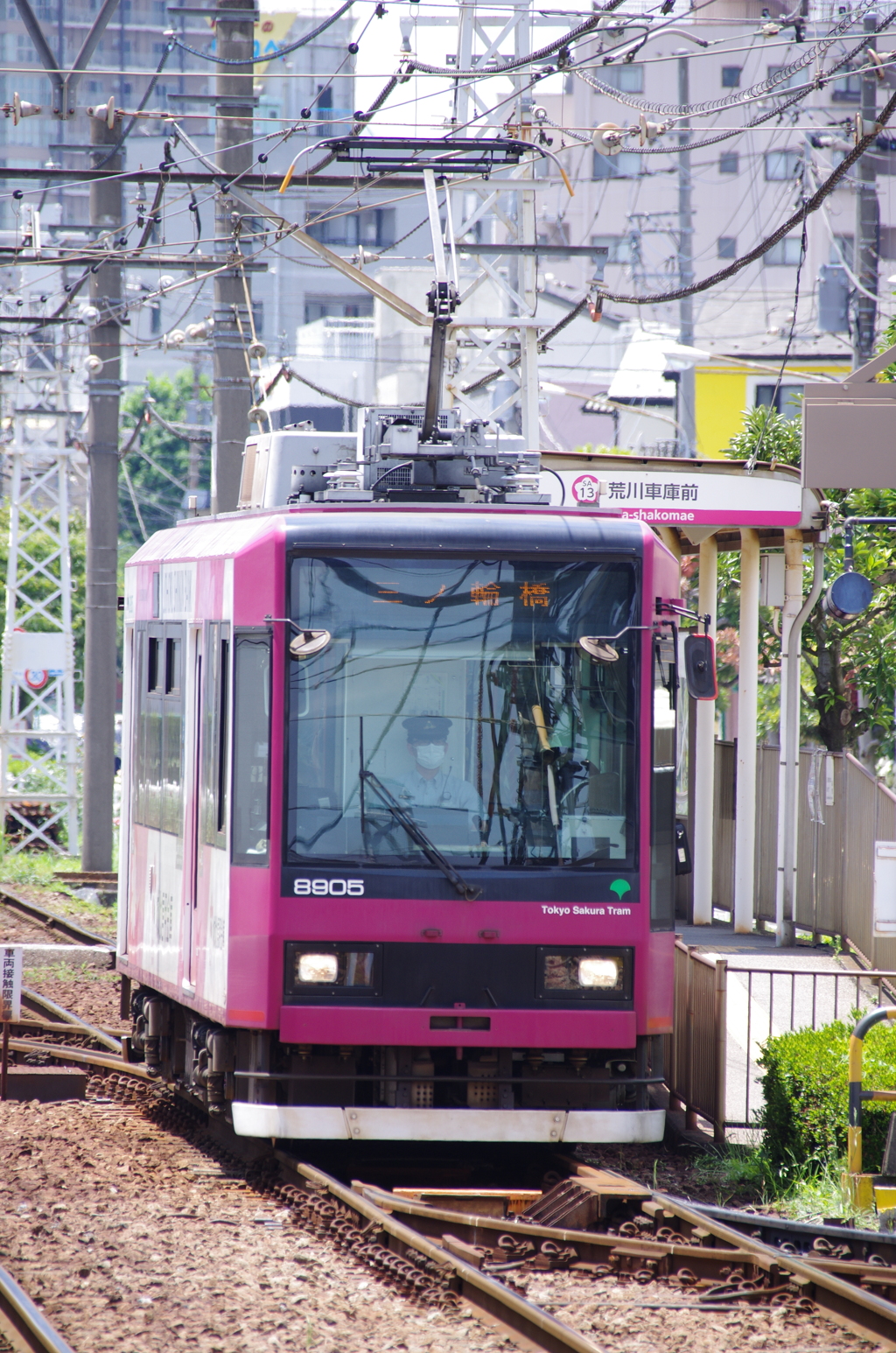 荒川車庫前電停に停まる8905号