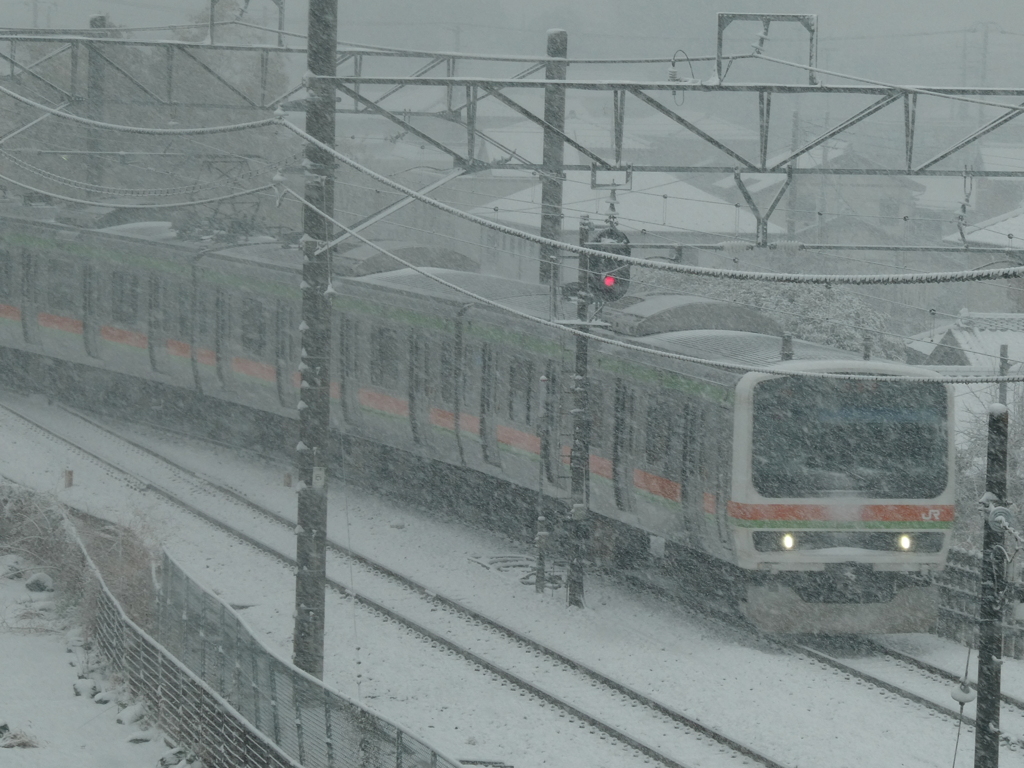 雪中の駅に進入