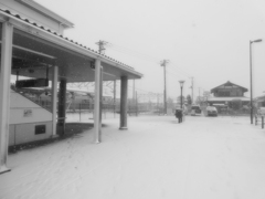 雪の日の駅前
