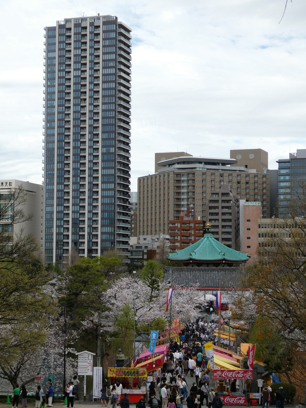 弁天堂と高層マンション