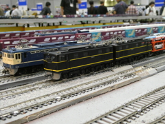 手前だけですが国鉄の貨物列車
