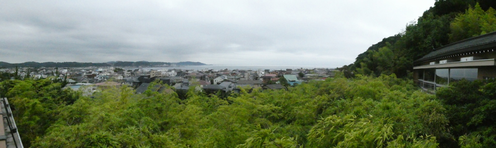長谷寺から由比ガ浜を望む
