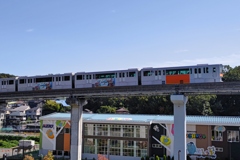 多摩動物公園駅の上を通る