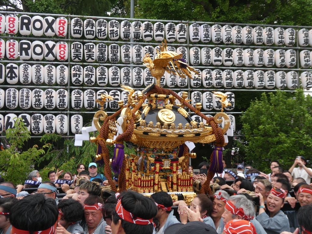 浅草神社から出た神輿