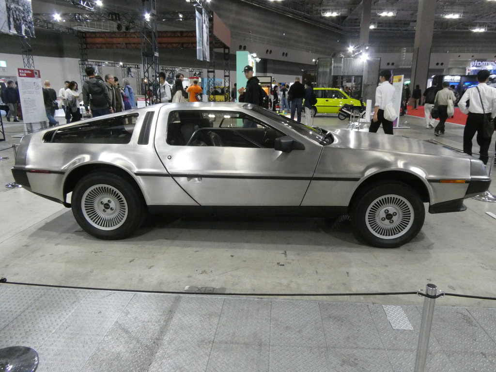 デロリアンのサイドビュー