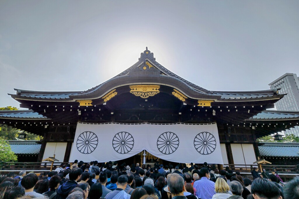 神々しき社
