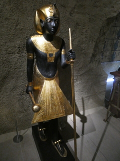 アフェネト冠を被ったツタンカーメン王のカー像