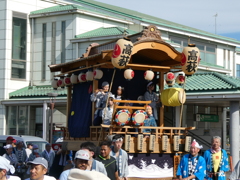 駅舎をバックに・・・
