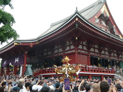浅草寺前を通る神輿(２)