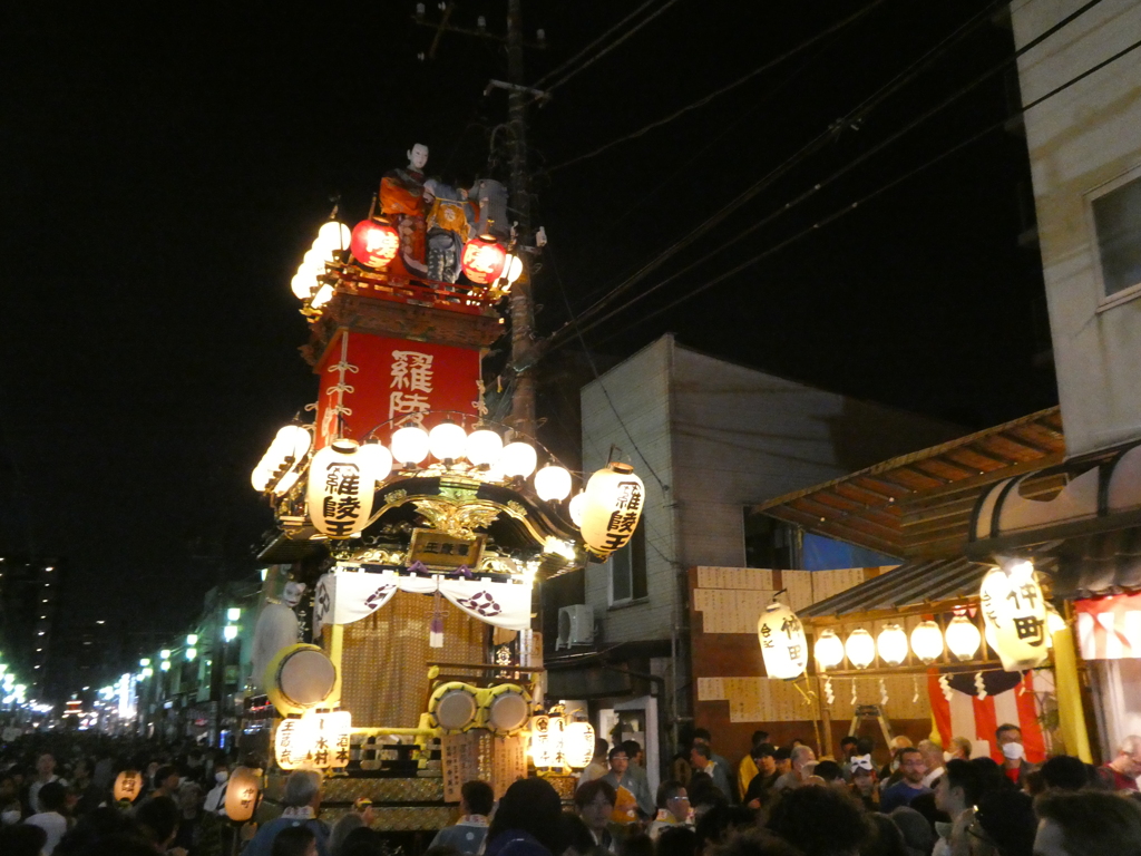 賑わう山車と会所前